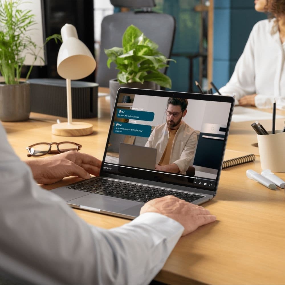 Capture d’une vidéo du module e-learning éthique en entreprise illustrant une situation de pression managériale hors temps de travail