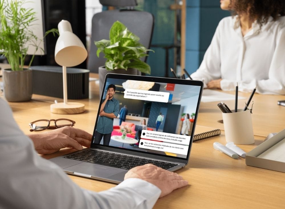 Collaborateur suivant un module e-learning Export Control sur ordinateur portable